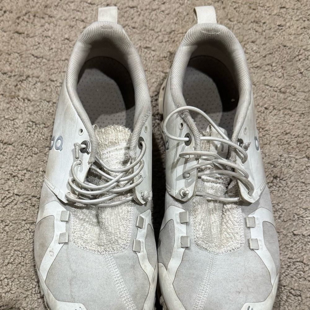 ON RUNNING SNEAKERS - Picture 2 of 3